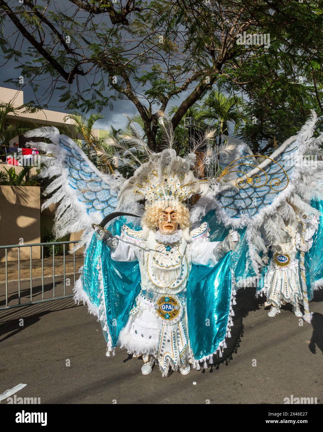 Ein geflügelter Engel mit einem Schwert marschiert bei der Karnevalsparade von La Vega. Die erste dokumentierte Karnevalsfeier in der heutigen Dominikanischen Republik W Stockfoto