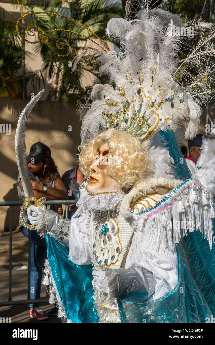 Ein geflügelter Engel mit einem Schwert marschiert bei der Karnevalsparade von La Vega. Die erste dokumentierte Karnevalsfeier in der heutigen Dominikanischen Republik W Stockfoto