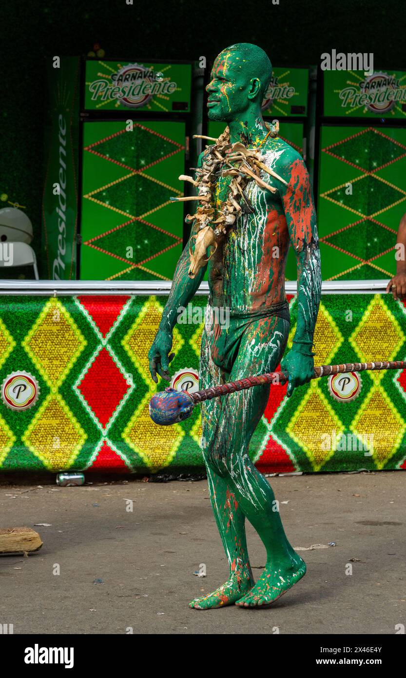 Los Pintaos aus Barahona bei der Karnevalsparade La Vega in der Dominikanischen Republik. Die erste dokumentierte Karnevalsfeier im heutigen Domi Stockfoto