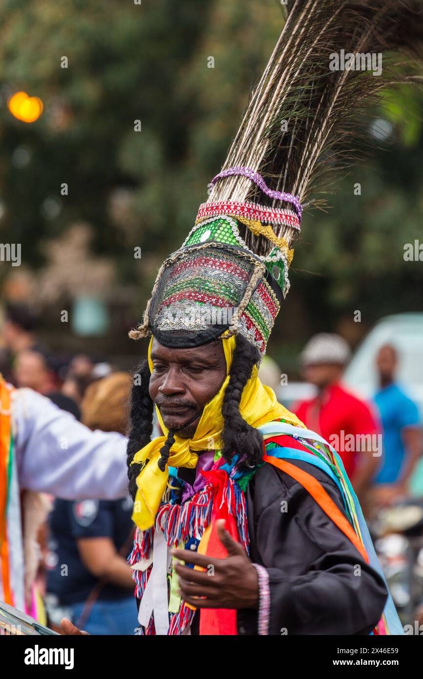 Los Guloyas von San Pedro de Macoris bei der Karnevalsparade La Vega in der Dominikanischen Republik. Sie sind Nachkommen von Sklaven, die auf die Insel gebracht wurden Stockfoto