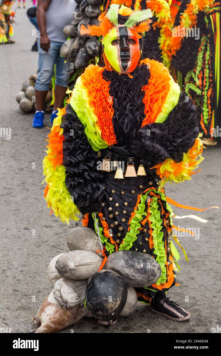 Kostümierte Figur bei der Karnevalsparade La Vega in der Dominikanischen Republik mit Vejigas aus getrockneten Kuhblasen. Der erste dokumentierte Karneval Stockfoto