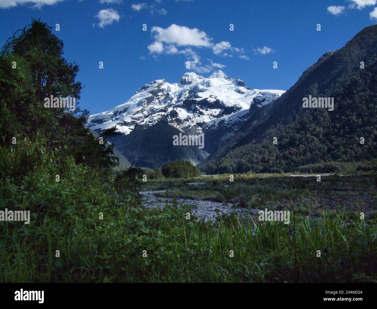 Der schneebedeckte Mount Tronador im Nationalpark Vicente Perez Rosales in Chile. Stockfoto