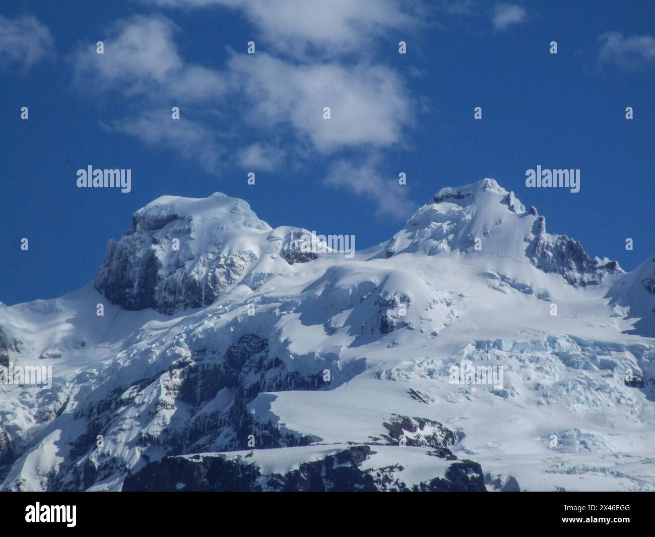 Der schneebedeckte Mount Tronador im Nationalpark Vicente Perez Rosales in Chile. Stockfoto