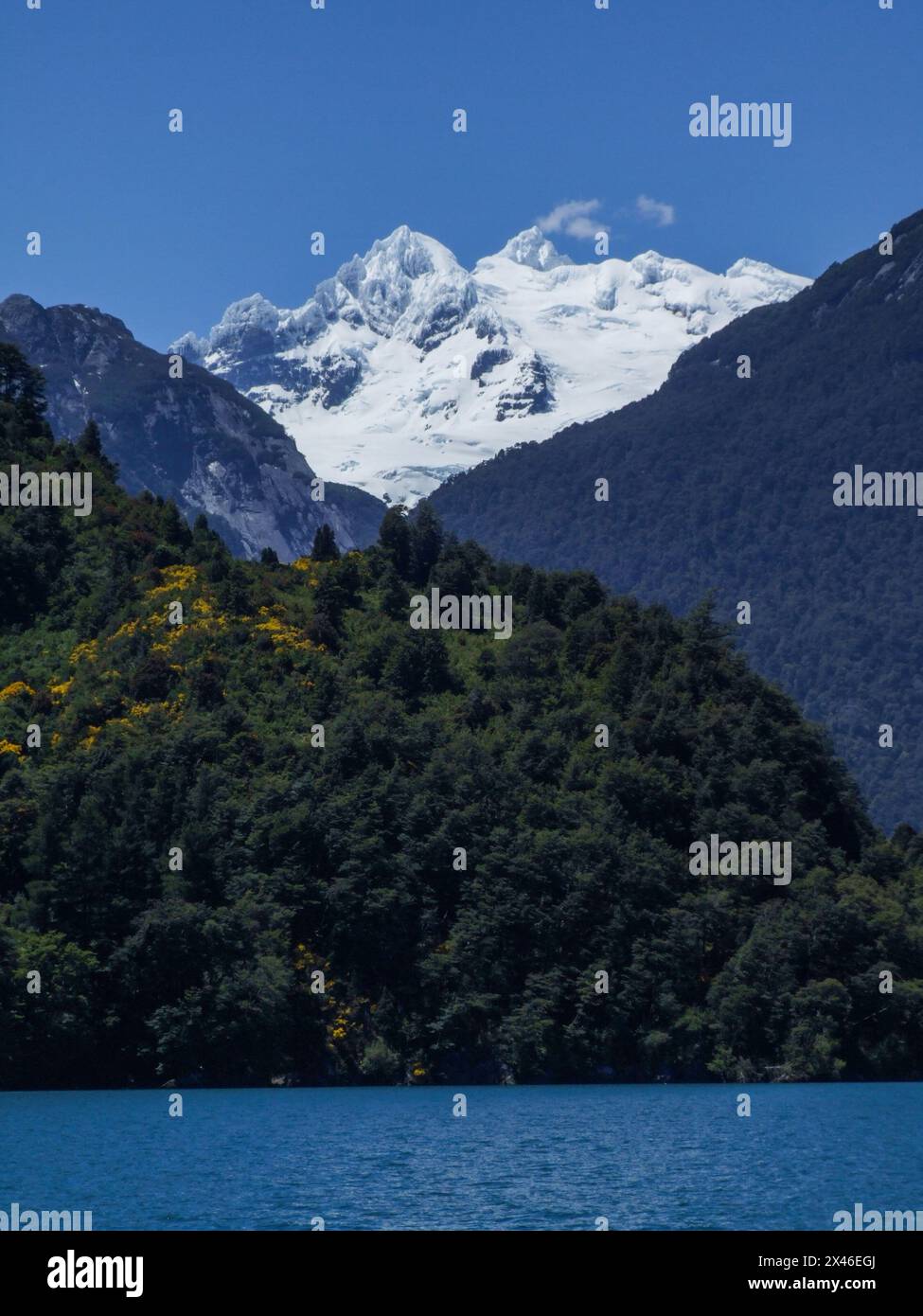 Der schneebedeckte Mount Tronador und der Todos los Santos See im Nationalpark Vicente Perez Rosales in Chile. Stockfoto