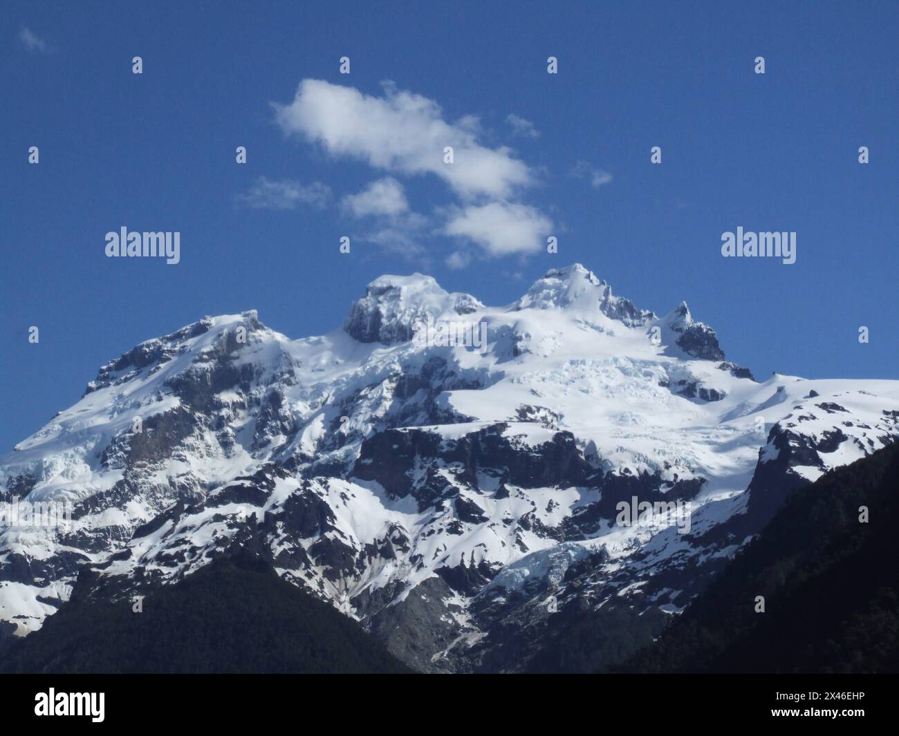 Der schneebedeckte Mount Tronador im Nationalpark Vicente Perez Rosales in Chile. Stockfoto