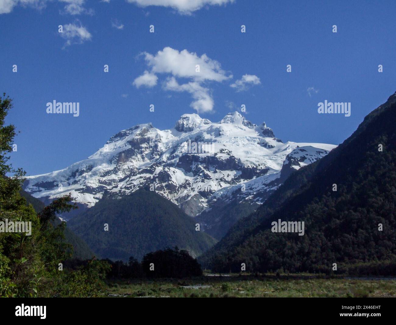 Der schneebedeckte Mount Tronador im Nationalpark Vicente Perez Rosales in Chile. Stockfoto