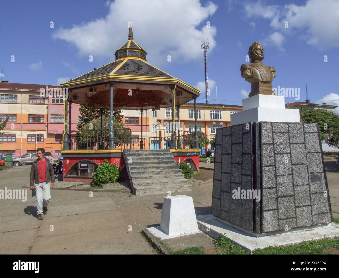 Statue von Thomas Cochrane auf der Plaza de Armas in Ancud, Chiloe Island, Chile. Lord Cochrane war Befehlshaber der chilenischen Marine in ihrem Indepenenkrieg Stockfoto
