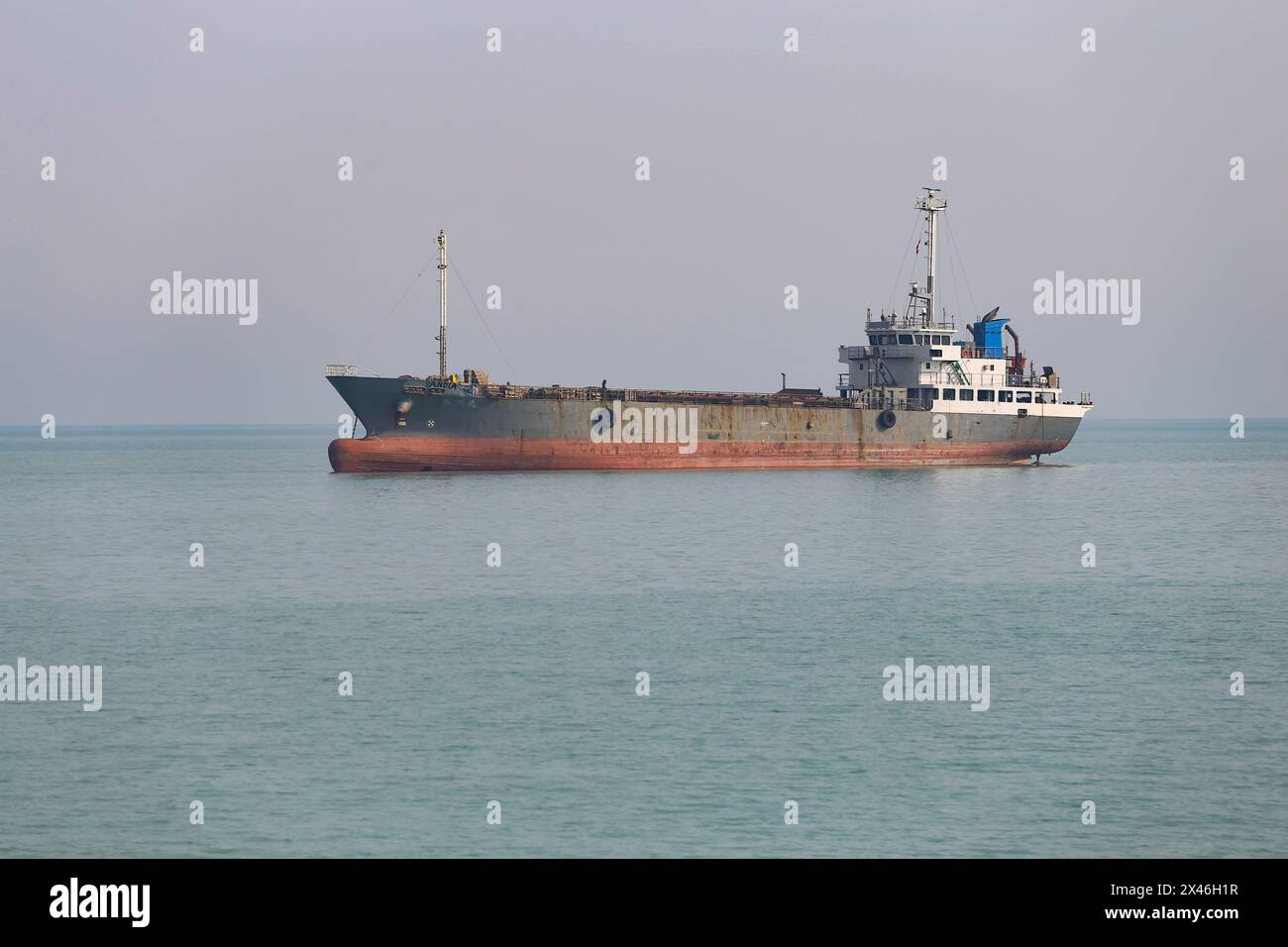 Bushehr, Iran. April 2024. Ein riesiges Frachtschiff fährt im Persischen Golf im Südiranischen. Der Persische Golf ist ein Mittelmeer in Westasien. Es ist eine Erweiterung des Indischen Ozeans zwischen dem Iran und der Arabischen Halbinsel. Die Straße von Hormuz verbindet sie mit dem Golf von Oman im Osten. Das Delta des Shatt al-Arab River bildet die nordwestliche Küste. (Kreditbild: © Rouzbeh Fouladi/ZUMA Press Wire) NUR REDAKTIONELLE VERWENDUNG! Nicht für kommerzielle ZWECKE! Stockfoto