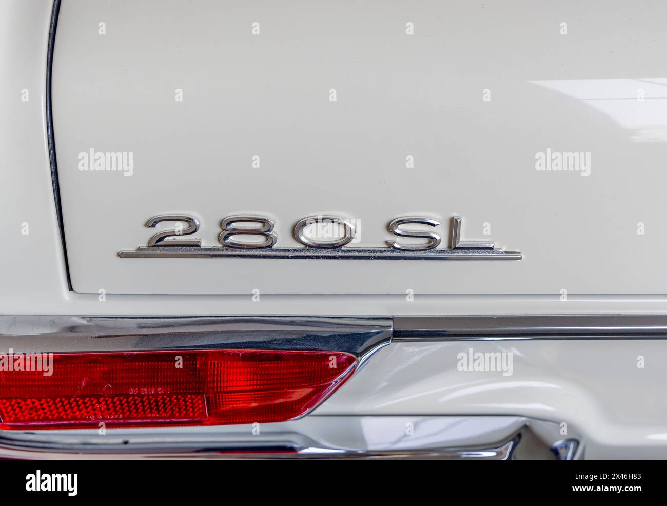 Detailbild eines 280 sl mercedes-Namens auf dem Kofferraum Stockfoto