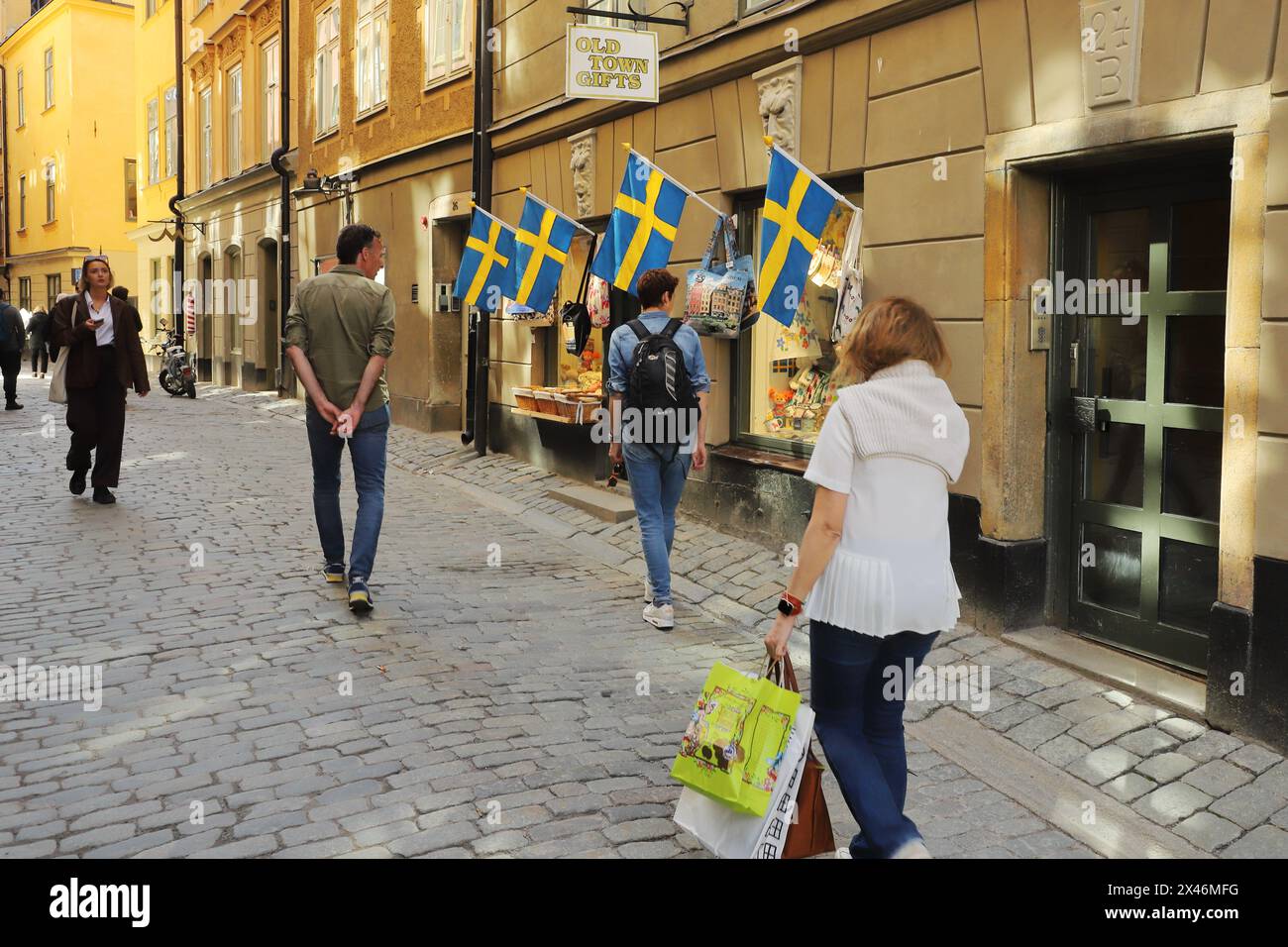 Stockholm, Schweden - 30. April 2024: Menschen in der Skomakargatan Straße im Geschenkladen der Altstadt. Stockfoto