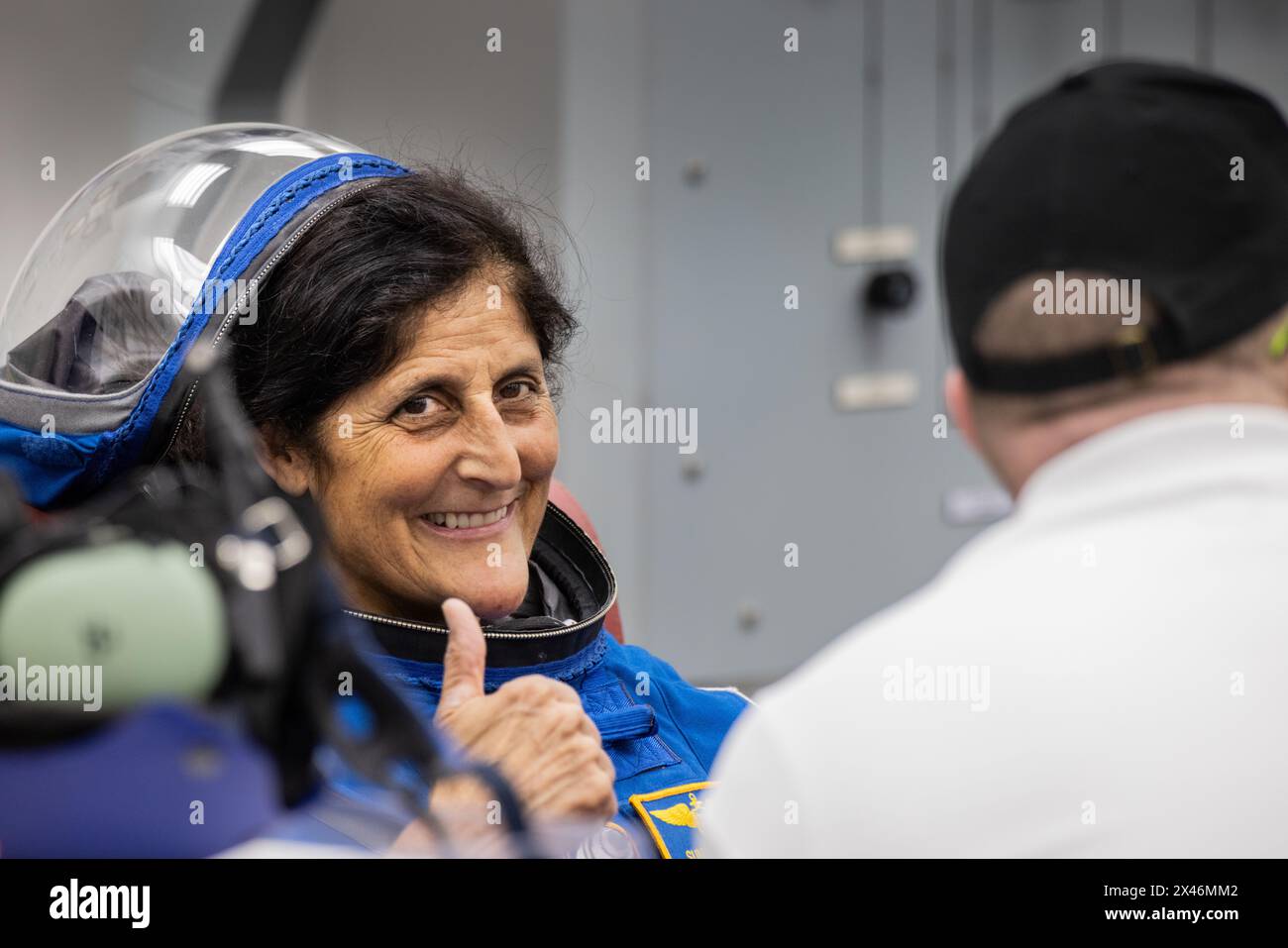 Cape Canaveral, Vereinigte Staaten von Amerika. 26. April 2024. NASA Boeing Crew Flight Test Astronautin Suni Williams, blitzt während ihres Boeing Blue Launch Anzug Fit Check für eine Mission Kleid Probe im Neil A. Armstrong Operations and Checkout Building im Kennedy Space Center am 26. April 2024 in Cape Canaveral, Florida. Der Starliner startet am 6. Mai auf dem ersten bemannten Crew-Flugtest mit den Astronauten Butch Wilmore und Suni Williams zur Internationalen Raumstation. Foto: Frank Micheaux/NASA Photo/Alamy Live News Stockfoto