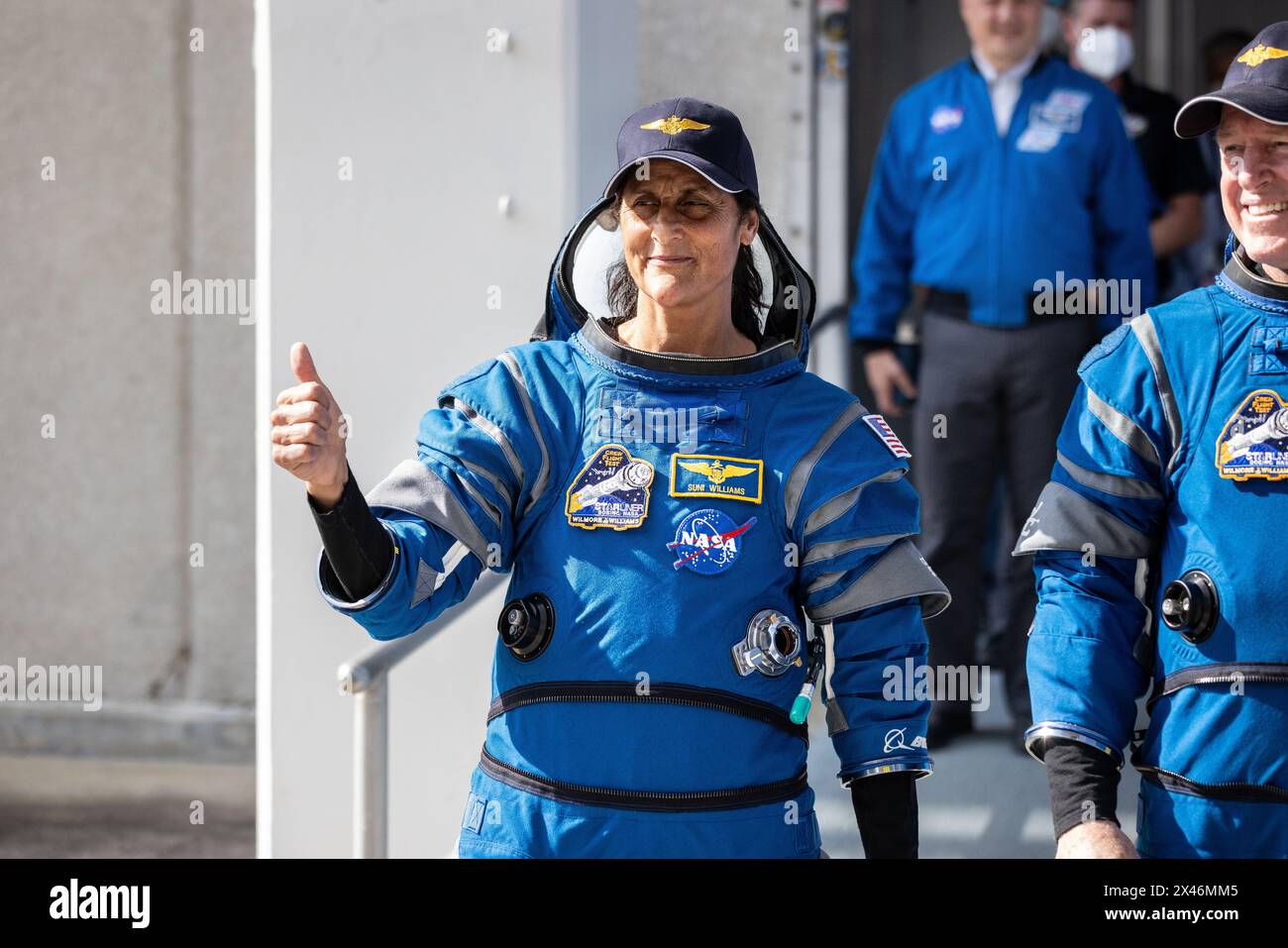 Cape Canaveral, Vereinigte Staaten von Amerika. 26. April 2024. Der NASA-Astronaut Suni Williams, der am 26. April 2024 im Kennedy Space Center in Cape Canaveral, Florida, den Neil A. Armstrong Operations and Checkout Building verlassen hat, blitzt einen Daumen nach oben. Der Starliner startet am 6. Mai auf dem ersten bemannten Crew-Flugtest mit den Astronauten Butch Wilmore und Suni Williams zur Internationalen Raumstation. Foto: Frank Micheaux/NASA Photo/Alamy Live News Stockfoto