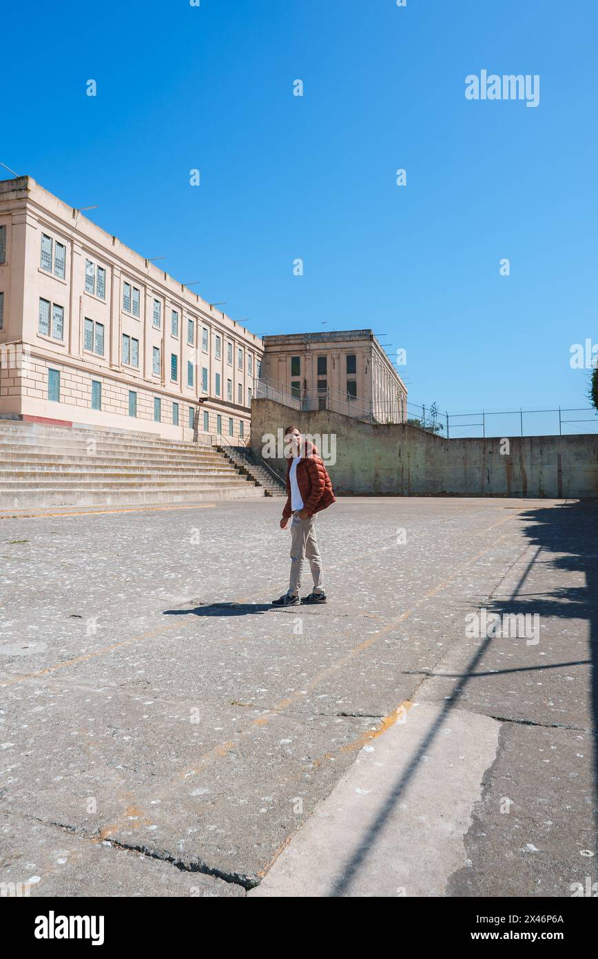 Besucher im Alcatraz Recreation Yard, San Francisco, USA Stockfoto