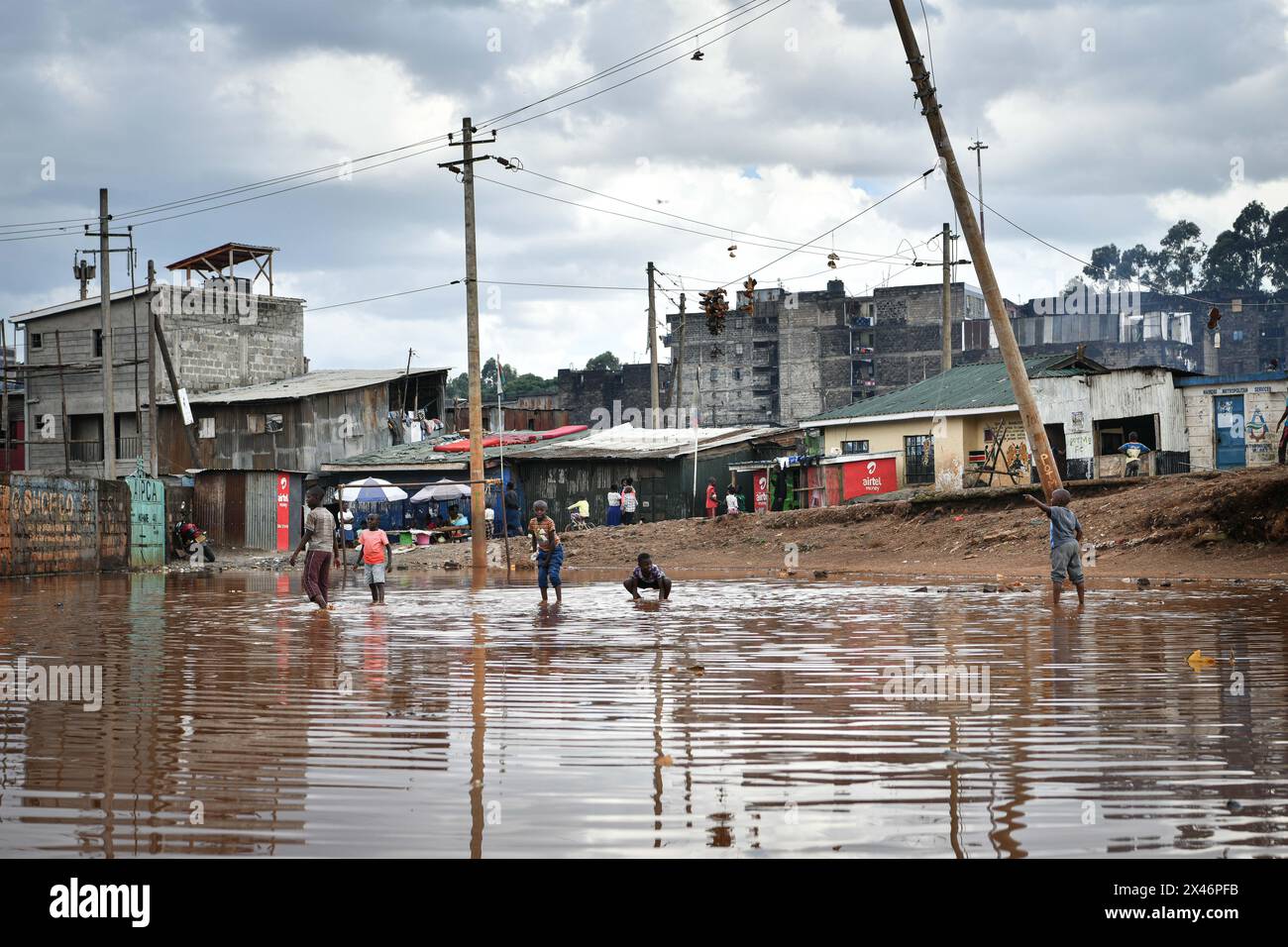 Nairobi, Kenia. April 2024 30. Kinder werden am 30. April 2024 in einem von Überschwemmungen betroffenen Gebiet in den Slums von Mathare in Nairobi, Kenia, gesehen. Starke Regenfälle, die mehrere Teile Kenias heimgesucht haben, und verheerende Sturzfluten haben 169 Menschen getötet, sagte ein Regierungsbeamter. Quelle: Han Xu/Xinhua/Alamy Live News Stockfoto