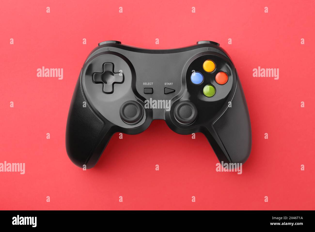 Wireless Game Controller auf rotem Hintergrund, Draufsicht Stockfoto