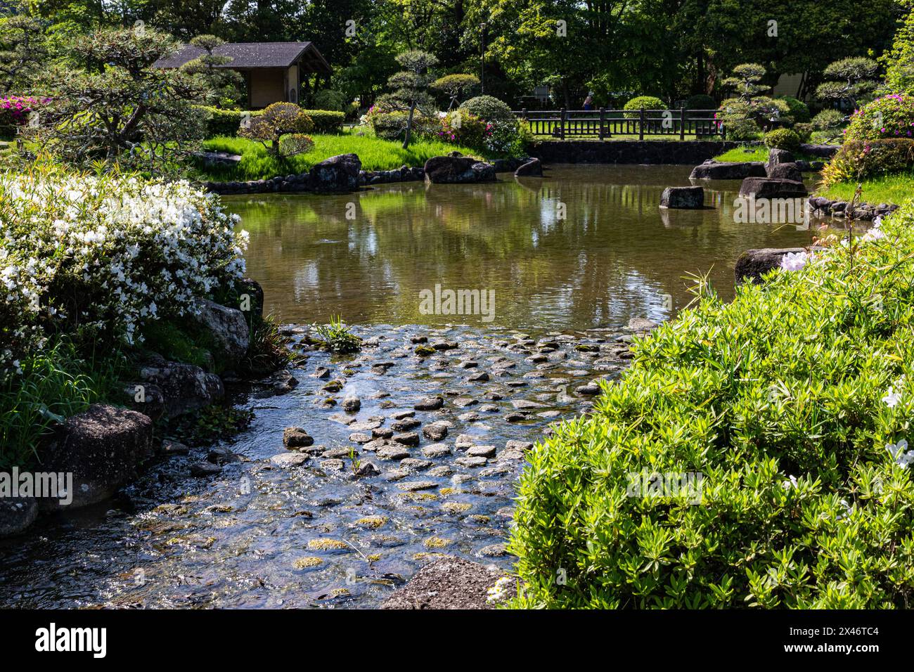 Akebonoyama Park Japanischer Garten - Ein kleiner japanischer Garten, in dem Besucher traditionelle japanische Teezeremonie erleben können. Der Garten zum Spazieren am Teich Stockfoto