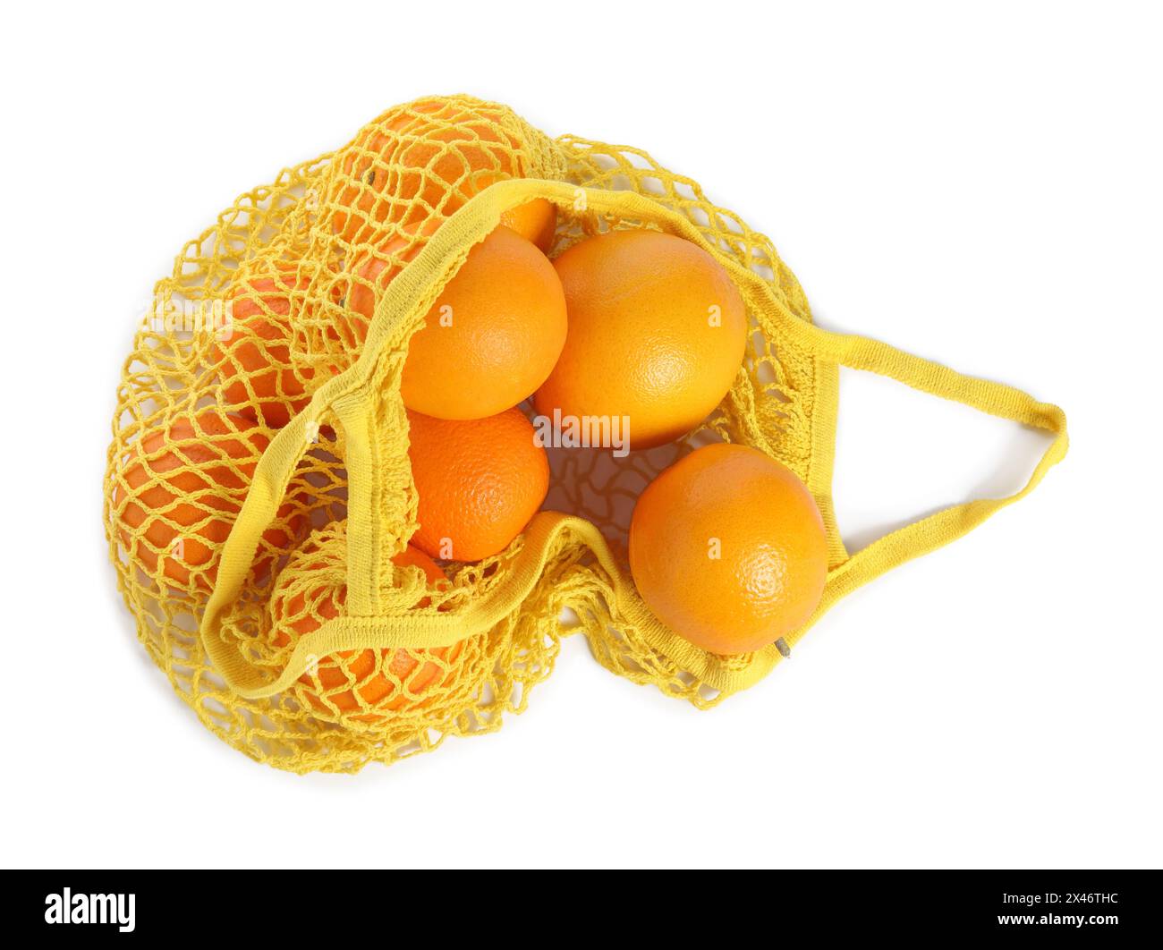 Frische Orangen in gelbem Fadenbeutel isoliert auf weiß, Draufsicht Stockfoto