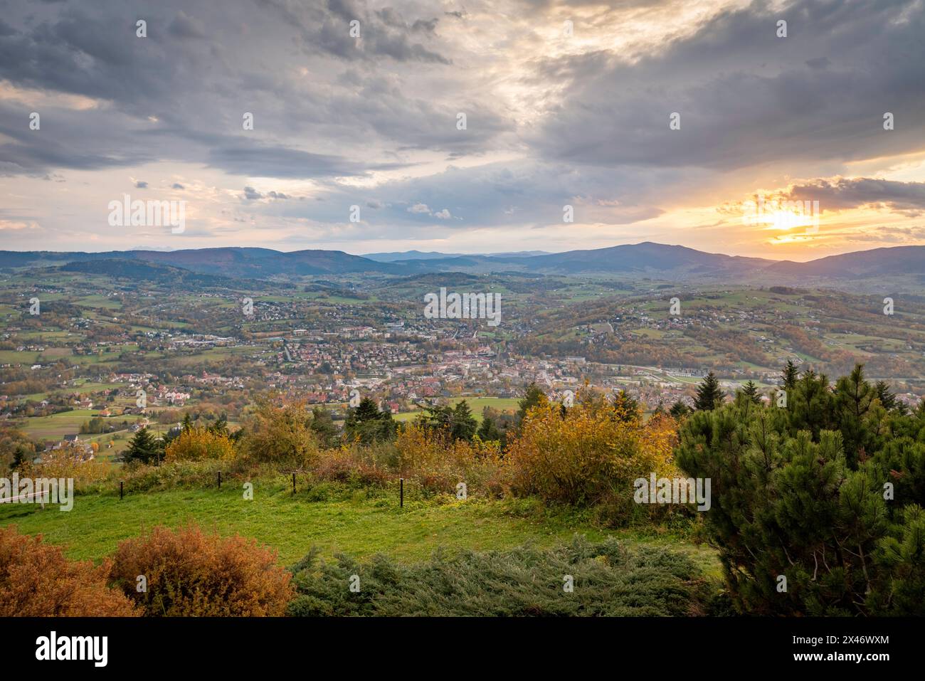 Ein Panorama einer wunderschönen Stadt Limanowa vom Gipfel des Stadthügels in Kleinpolen aus gesehen Stockfoto