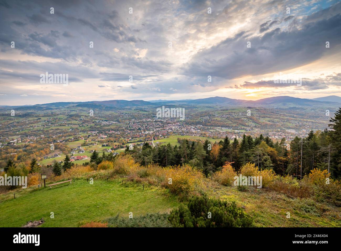 Ein Panorama einer wunderschönen Stadt Limanowa vom Gipfel des Stadthügels in Kleinpolen aus gesehen Stockfoto