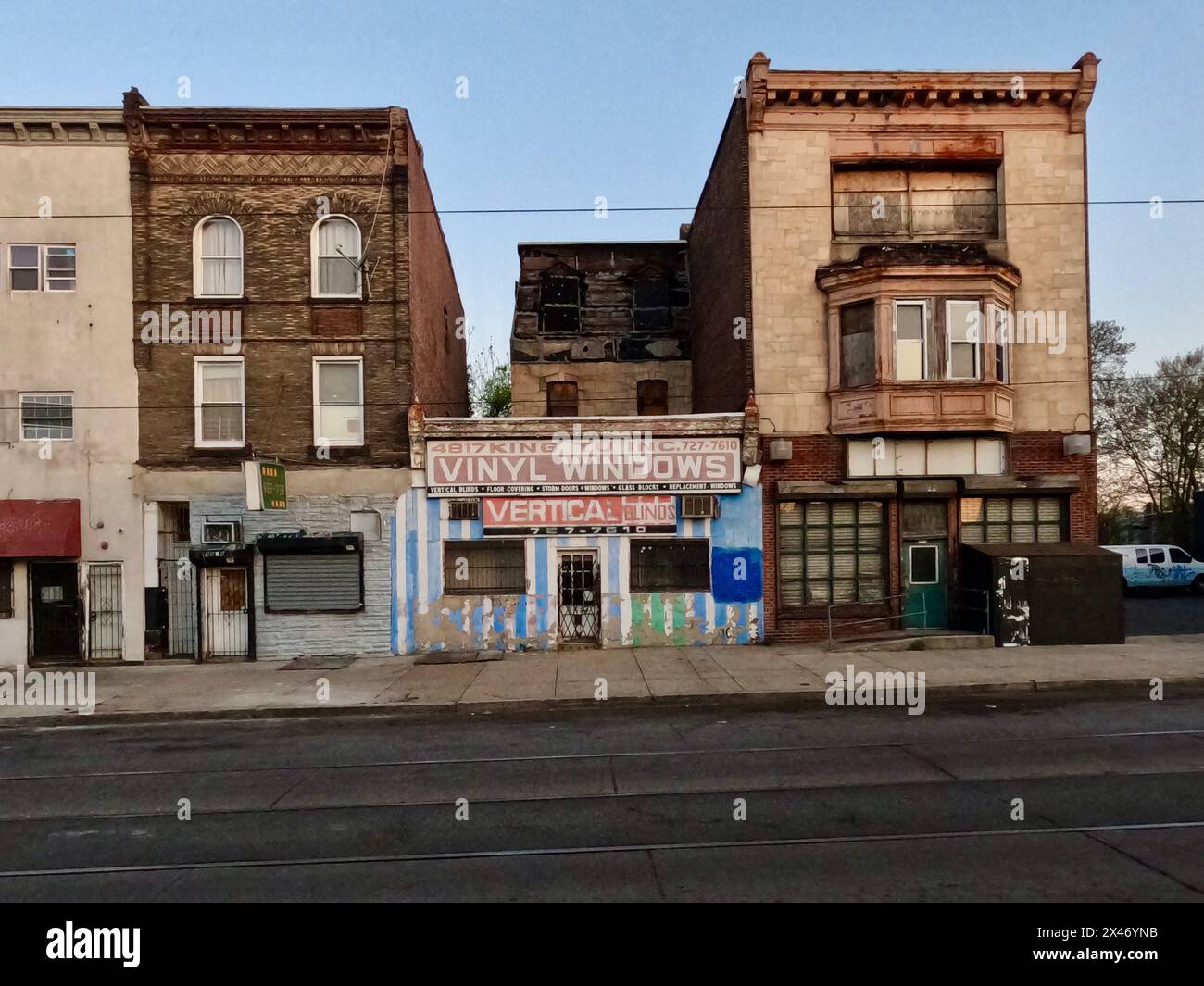Gebäude im 4800er Block der Woodland Avenue im Südwesten von Philadelphia. Stockfoto