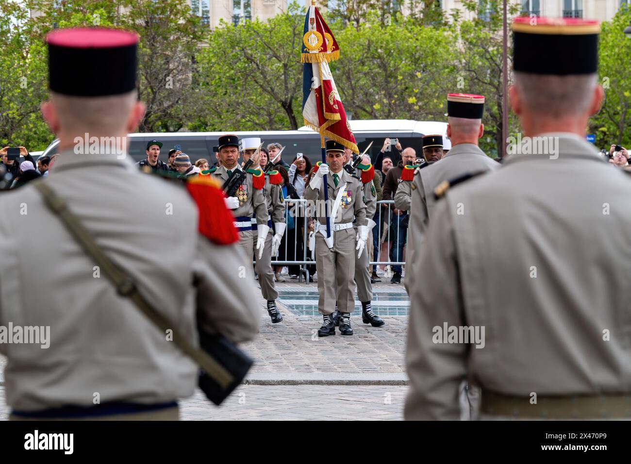 Truppenparade der Regimentsfarben während einer freundlichen Wiederbelebungszeremonie für die Alumni der Pariser Fremdenlegion und der Fremdenlegion im Arc de Triomphe, Paris Frankreich, April 2024. Stockfoto