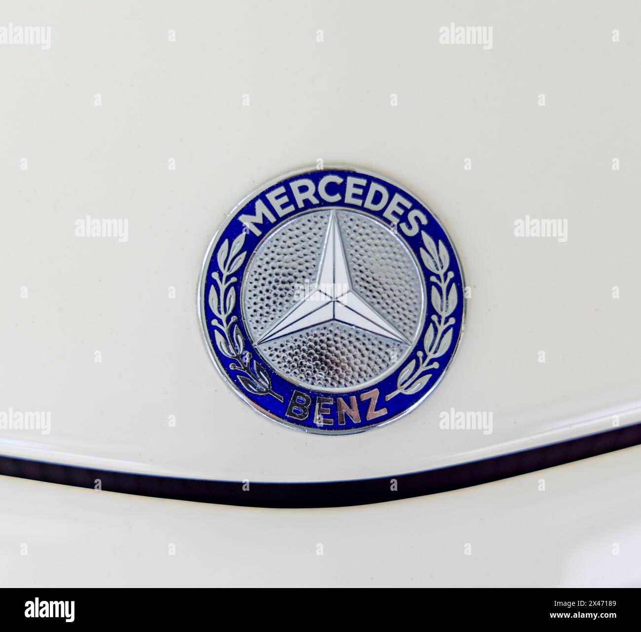 Detailbild eines runden Motorhaubenemblems auf einem 280-si-mercedes Stockfoto