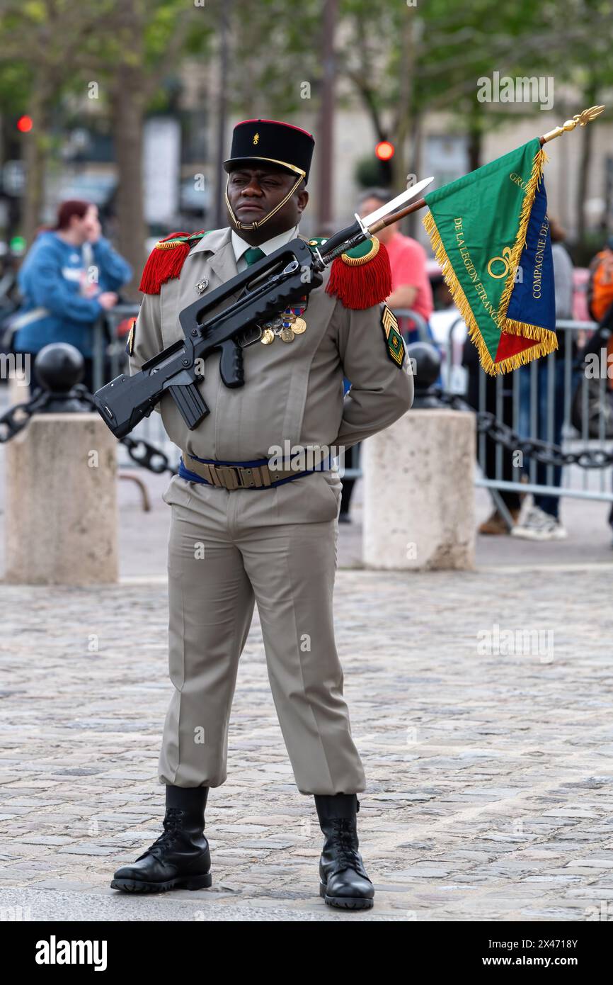 Paare, Frankreich. April 2024. Ein Sargent steht während einer freundlichen Wiederbelebungszeremonie für die Alumni der Pariser Fremdenlegion und der Fremdenlegion am Arc de Triomphe in Ruhe. Vor dem Hintergrund des Arc de Triomphe, Paris, hielten Alumni und Einheiten der Pariser Fremdenlegion eine feierliche Versammlung ab. In Übereinstimmung mit der Tradition würdigt die Veranstaltung das Erbe der Legion an Dienst und Opfer. Veteranen und aktive Mitglieder nehmen an Formalitäten Teil, einschließlich Flaggenpräsentationen und Medaillenzeremonien. Das Ereignis unterstreicht die historische Bedeutung der Einheit innerhalb der französischen Armee und erinnert an die Geschichte Stockfoto