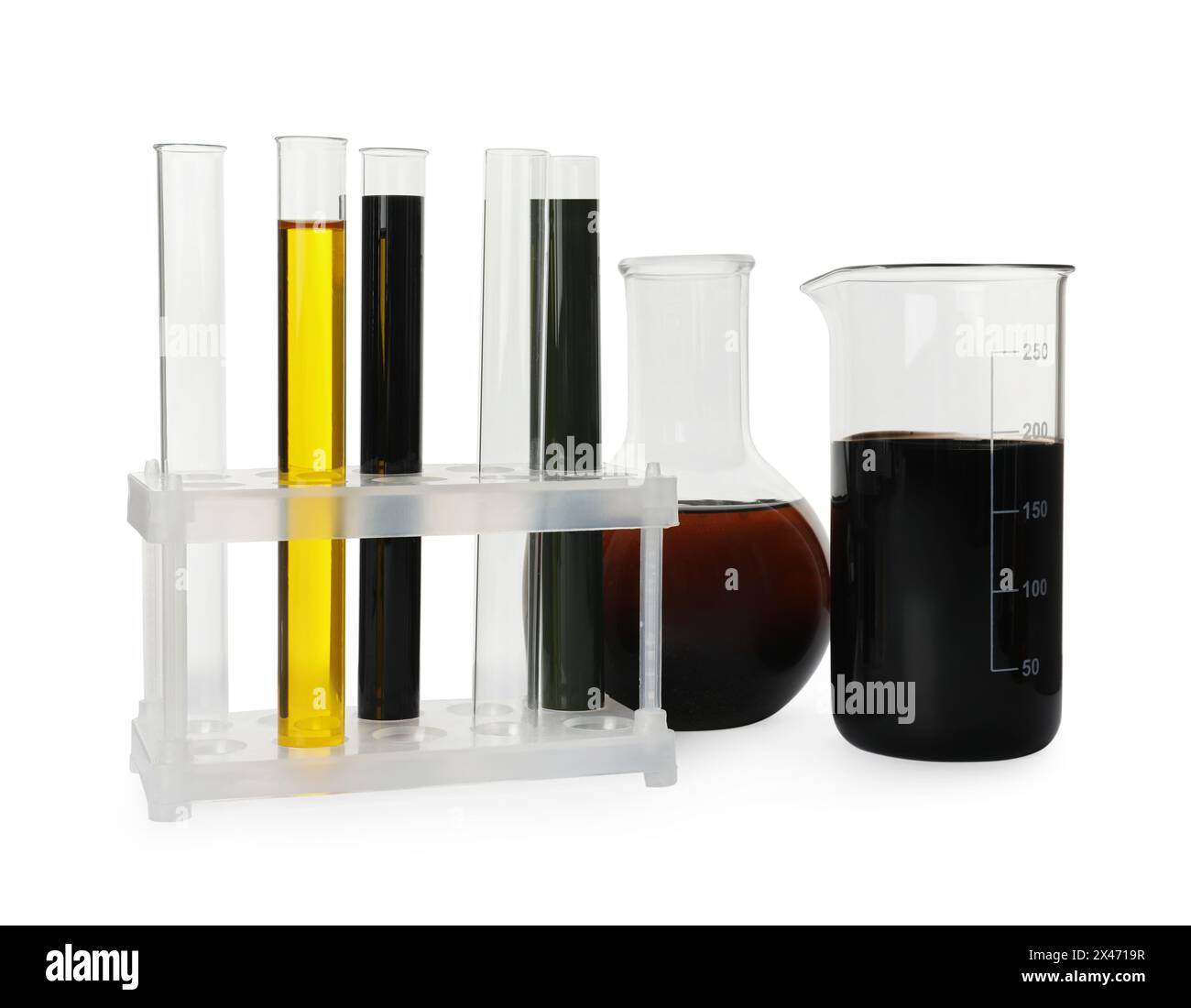 Laborglas mit verschiedenen Rohölsorten, isoliert auf weiß Stockfoto