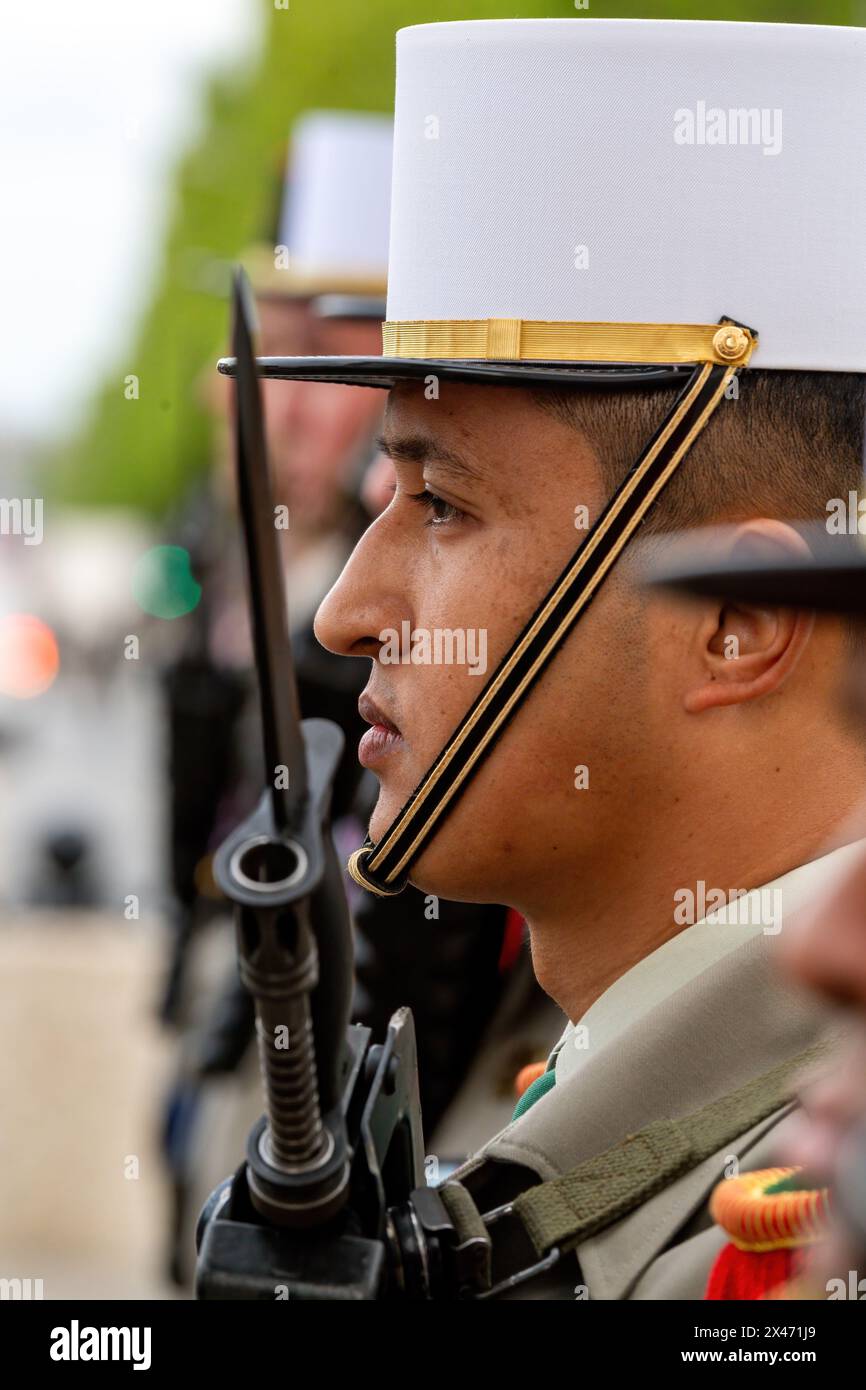 29. April 2024, Pairs, Frankreich: Ein Legionär wird während einer freundlichen Wiederbelebungszeremonie für die Alumni der Pariser Fremdenlegion und der Fremdenlegion am Arc de Triomphe in Paris beobachtet. Vor dem Hintergrund des Arc de Triomphe, Paris, hielten Alumni und Einheiten der Pariser Fremdenlegion eine feierliche Versammlung ab. In Übereinstimmung mit der Tradition würdigt die Veranstaltung das Erbe der Legion an Dienst und Opfer. Veteranen und aktive Mitglieder nehmen an Formalitäten Teil, einschließlich Flaggenpräsentationen und Medaillenzeremonien. Das Ereignis unterstreicht die historische Bedeutung der Einheit innerhalb der französischen Armee A Stockfoto