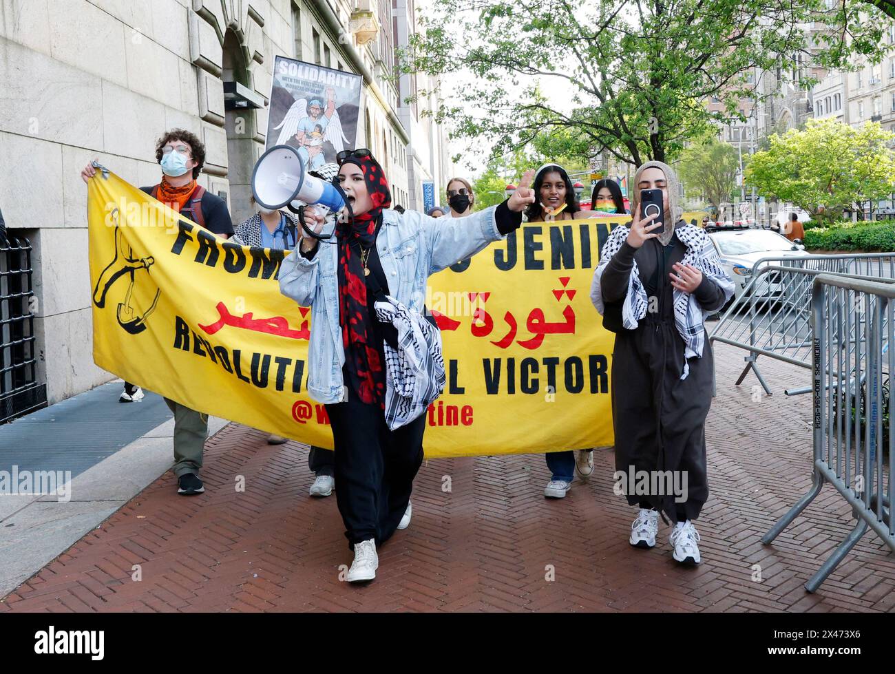 New York, Usa. April 2024 30. Palästinensische Demonstranten versammeln sich am Dienstag, den 30. April 2024, vor dem Broadway-Eingang der Columbia University in New York City. Pro-palästinensische Studentendemonstratoren besetzten das Gebäude der Hamilton Hall über Nacht und weigerten sich, das Gebäude zu räumen. Pro-palästinensische Proteste haben sich fast zwei Wochen auf dem Campus der Schule fortgesetzt. Foto: John Angelillo/UPI Credit: UPI/Alamy Live News Stockfoto