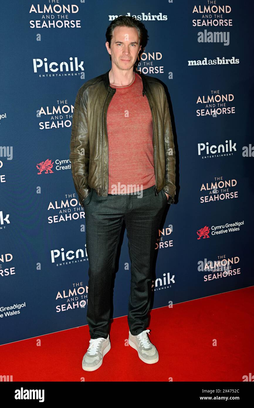 LONDON, ENGLAND – APRIL 30: James D’Arcy nimmt am 30. April 2024 an der britischen Premiere von The Almond and the Seahorse im Vue West End Teil. Stockfoto