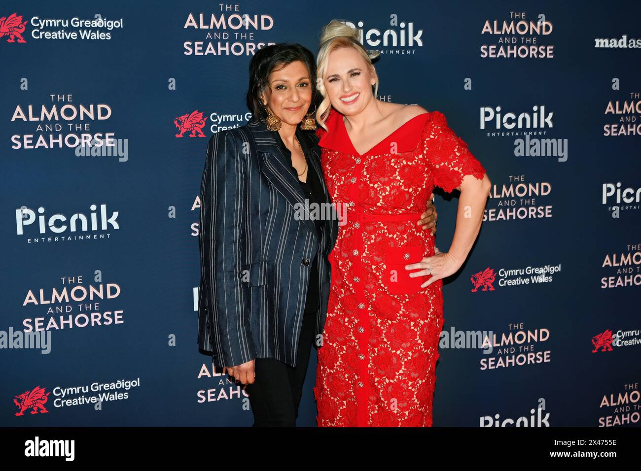 LONDON, ENGLAND – APRIL 30: Meera Syal und Rebel Wilson nehmen am 30. April 2024 an der britischen Premiere von The Almond and the Seahorse im Vue West End Teil. Stockfoto