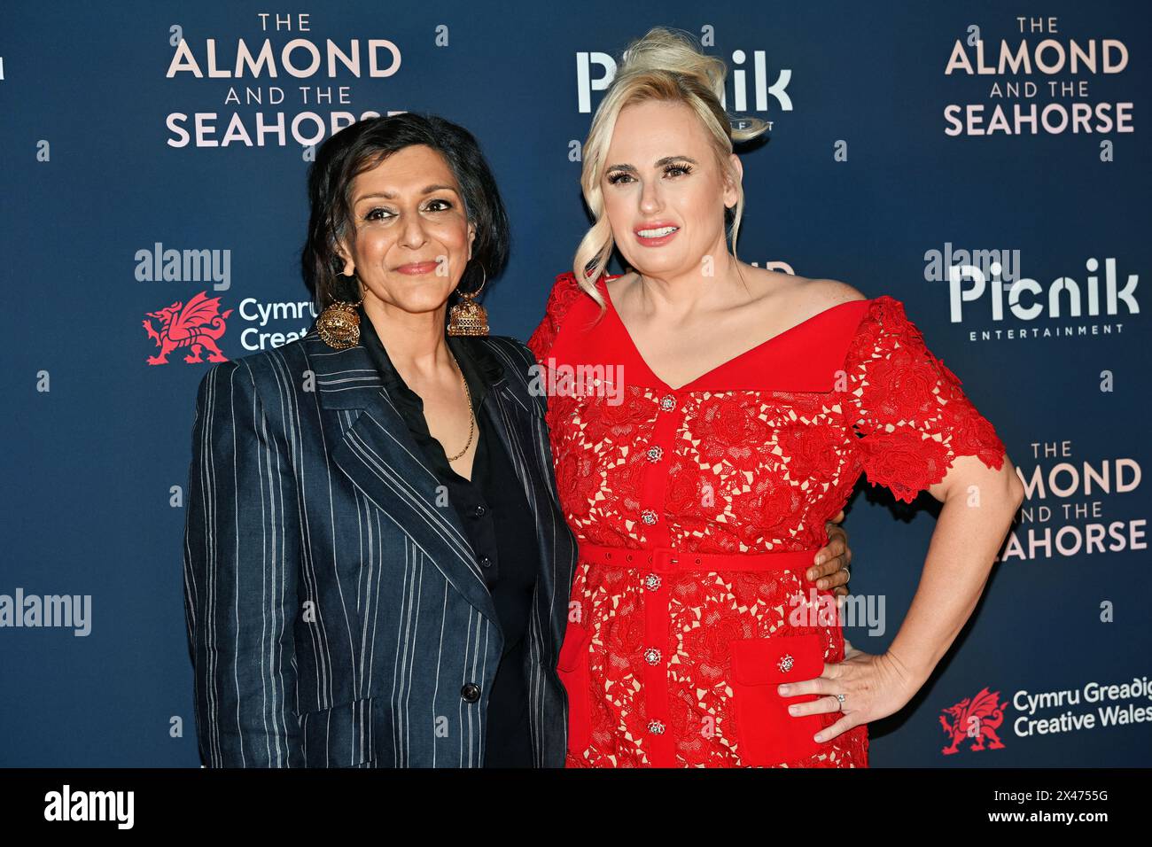 LONDON, ENGLAND – APRIL 30: Meera Syal und Rebel Wilson nehmen am 30. April 2024 an der britischen Premiere von The Almond and the Seahorse im Vue West End Teil. Stockfoto