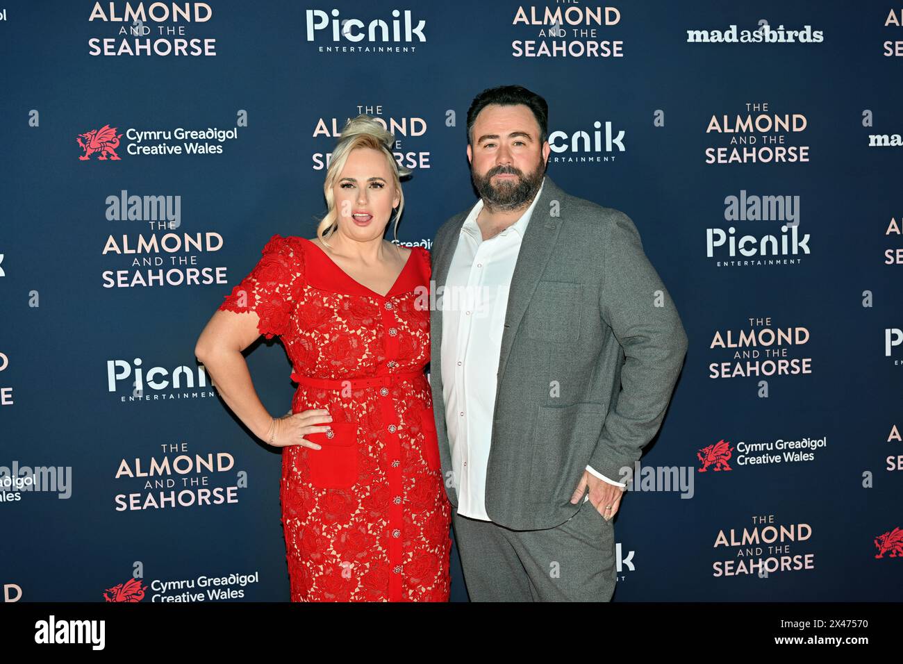 LONDON, ENGLAND – APRIL 30: Rebell Wilson und Celyn Jones nehmen am 30. April 2024 an der britischen Premiere von The Almond and the Seahorse im Vue West End Teil. Stockfoto