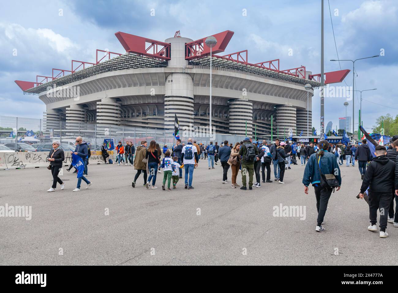 MAILAND, ITALIEN - 28. APRIL 2024: F.. Die Fans der C Internazionale feiern, indem sie den Bereich rund um das San Siro Stadion füllen, während der Feier und des Sieges Stockfoto