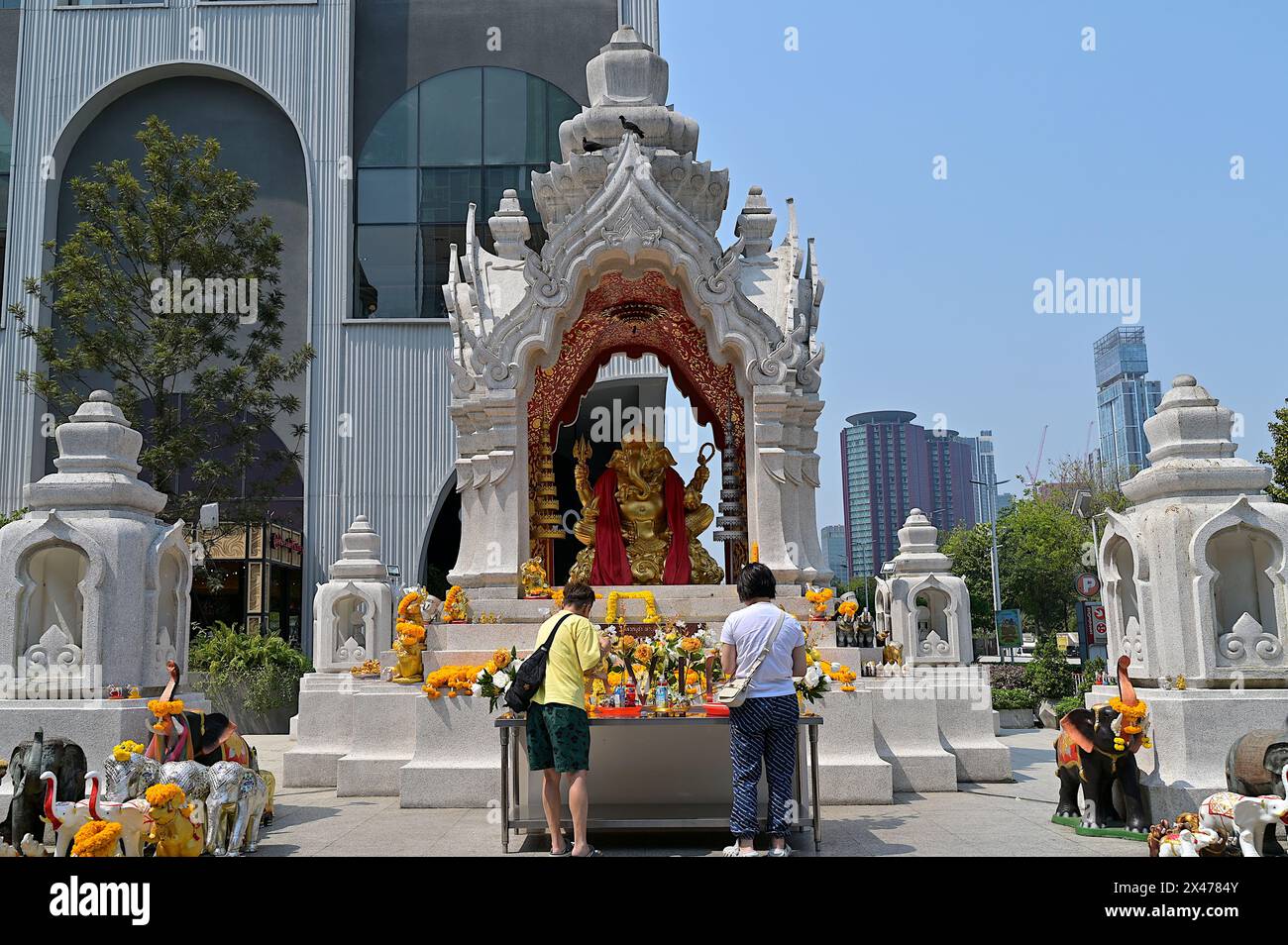 Der Ganesha- oder Phra Phikanet-Schrein vor der Central World Mall, Bangkok, sieht viele Thais und Übersee-Besucher, die um Segnungen beten Stockfoto