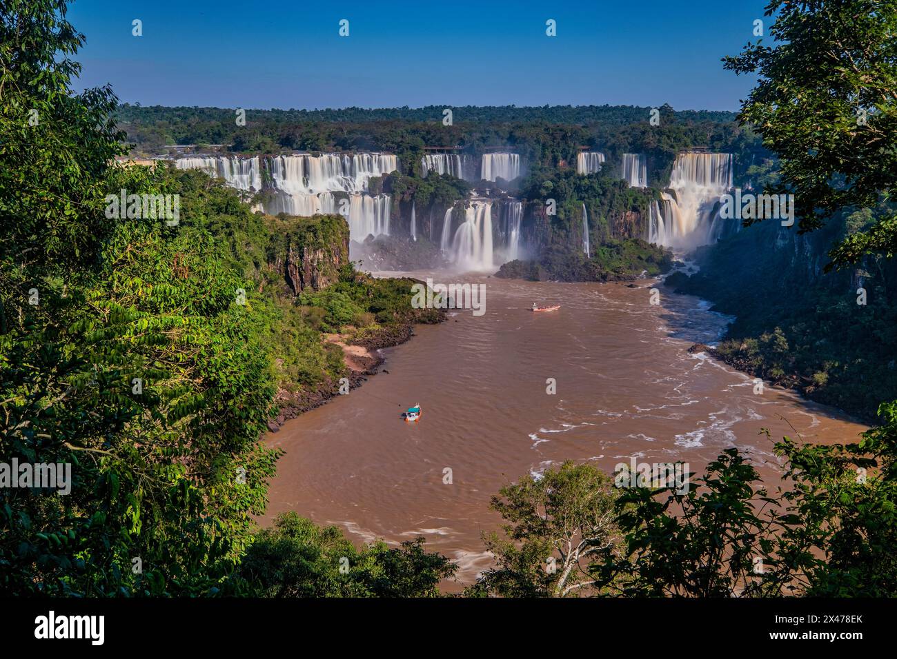 Entlang der argentinisch-brasilianischen Grenze gelegen, weist Iguazu normalerweise etwa 275 separate Wasserfälle auf, die jedoch zwischen 150 und 300 d variieren können Stockfoto