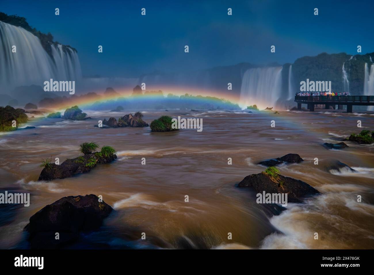 Die Entdeckung der landschaftlichen Schönheit und Tierwelt des Parque Nacional do Iguacu ist oft der Höhepunkt eines Besuchs in Foz do Iguacu. Verteilt über ein riesiges Gebiet Stockfoto