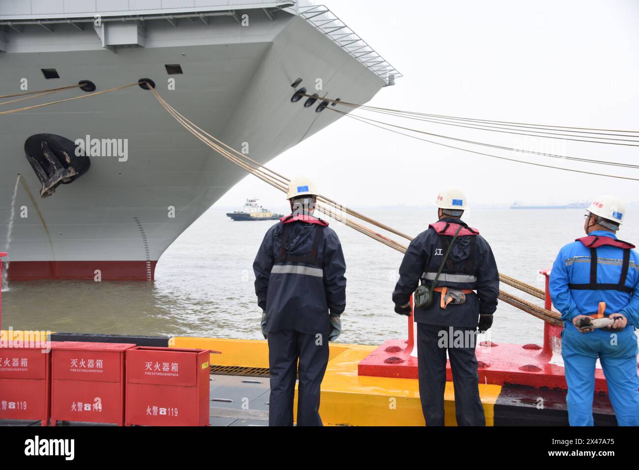 (240501) -- SHANGHAI, 1. Mai 2024 (Xinhua) -- Chinas dritter Flugzeugträger, die Fujian, startet am 1. Mai 2024 zu ersten Seeversuchen aus dem ostchinesischen Shanghai. Chinas dritter Flugzeugträger, die Fujian, machte sich am Mittwochmorgen zu ersten Seeversuchen auf. Das Schiff verließ Shanghai gegen 8 Uhr morgens. Bei den Seeversuchen wird in erster Linie die Zuverlässigkeit und Stabilität der Antriebs- und elektrischen Systeme des Flugzeugträgers getestet. Seit seiner Markteinführung im Juni 2022 hat der Fujian seine Festmacherversuche, Ausstattungs- und Ausrüstungsanpassungen abgeschlossen. Sie erfüllt die technischen Anforderungen für die SEA Tria Stockfoto