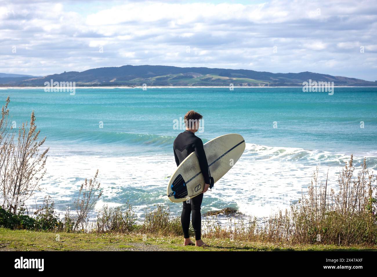Männliche Surfer am Kaka Point Beach Lookout, Molyneux Bay, Port Molyneux, Otago, Neuseeland Stockfoto