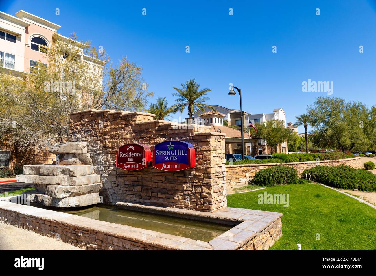 Glendale, AZ - 7. April 2024: Marriott Residence Inn and Springhill Suites Ausschilderung vor Hotels Stockfoto