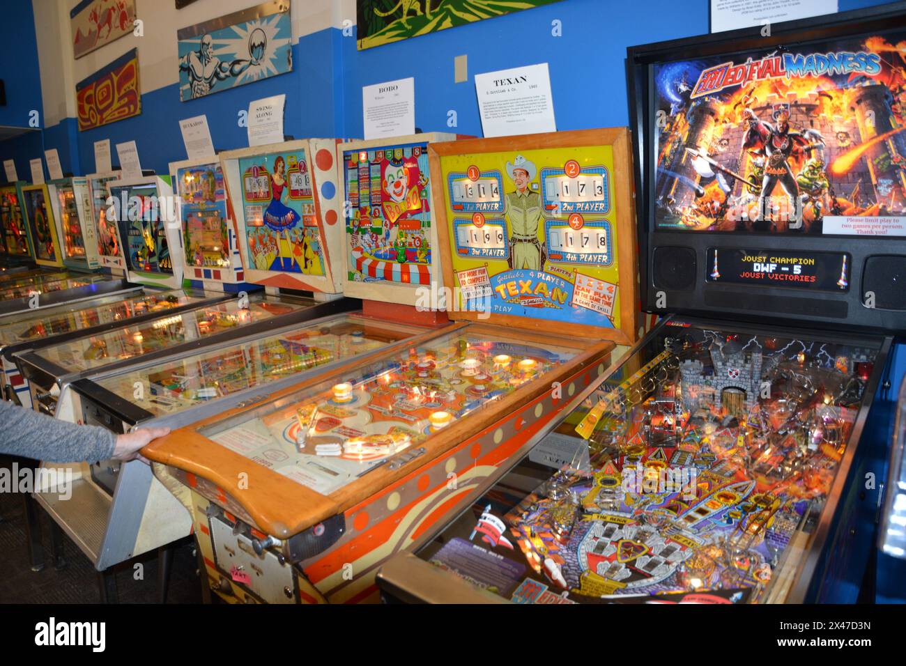 Einige der historischen Pinball-Maschinen im Seattle Pinball Museum. Stockfoto