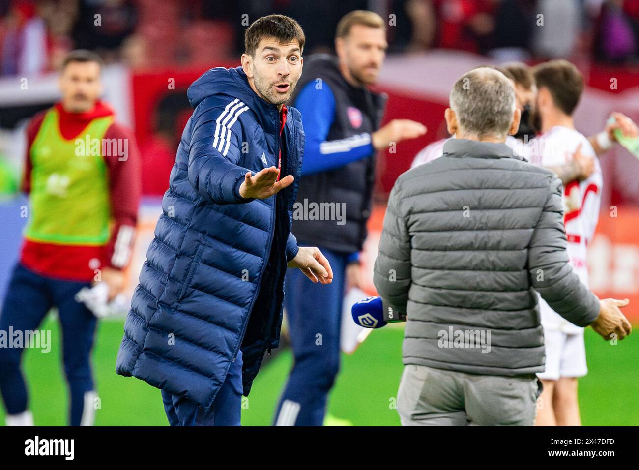 Lodz, Polen. April 2024. Dusan Kuciak von Rakow gibt während des Polnischen PKO Ekstraklasa League-Spiels zwischen Widzew Lodz und Rakow Czestochowa im Widzew Lodz Municipal Stadium Gesten. Endergebnis: Widzew Lodz vs Rakow Czestochowa 0:1. Quelle: SOPA Images Limited/Alamy Live News Stockfoto