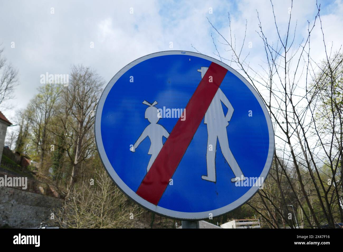 In Europa gibt es kein Fußgängerschild mit Symbolen für Erwachsene und Kinder Stockfoto