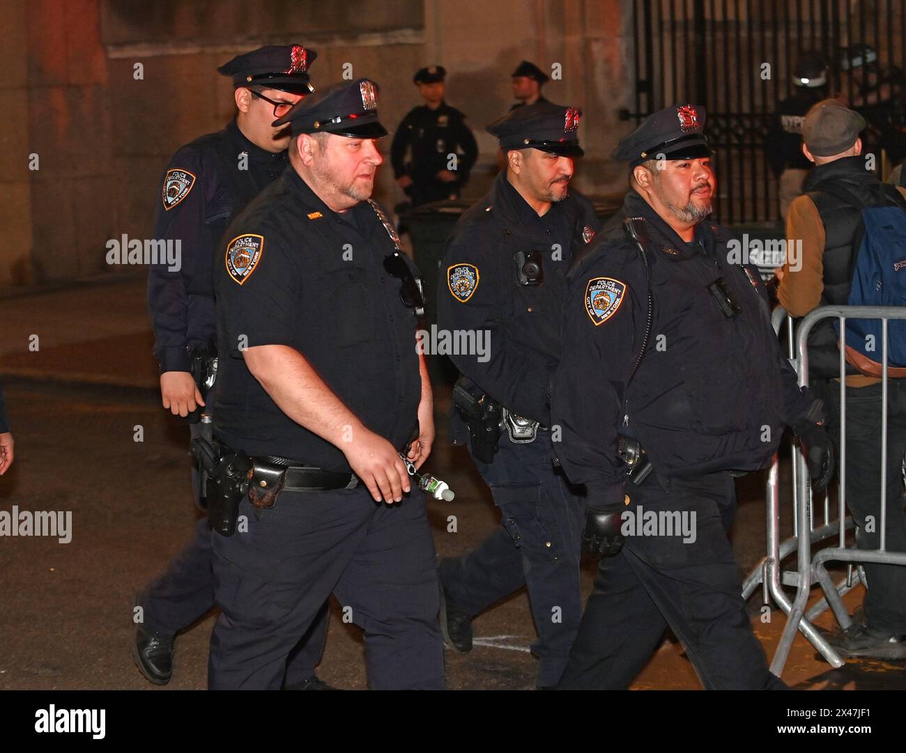 New York, New York, USA. April 2024 30. Die Kontrolle über Hamilton Hall und die Zeltstadt auf dem Campus endet, als die NYPD mit unzähligen Offizieren in Aufruhrausrüstung einzieht. Das ist, nachdem sie sich über Nacht in Hamilton verbarrikadiert haben, was heute Abend endete. Verhaftungen wurden auf dem Campus und in der Umgebung vorgenommen. (Foto: Andrea RENAULT/ Zuma Press) (Foto: © Andrea Renault/ZUMA Press Wire) NUR REDAKTIONELLE VERWENDUNG! Nicht für kommerzielle ZWECKE! Stockfoto