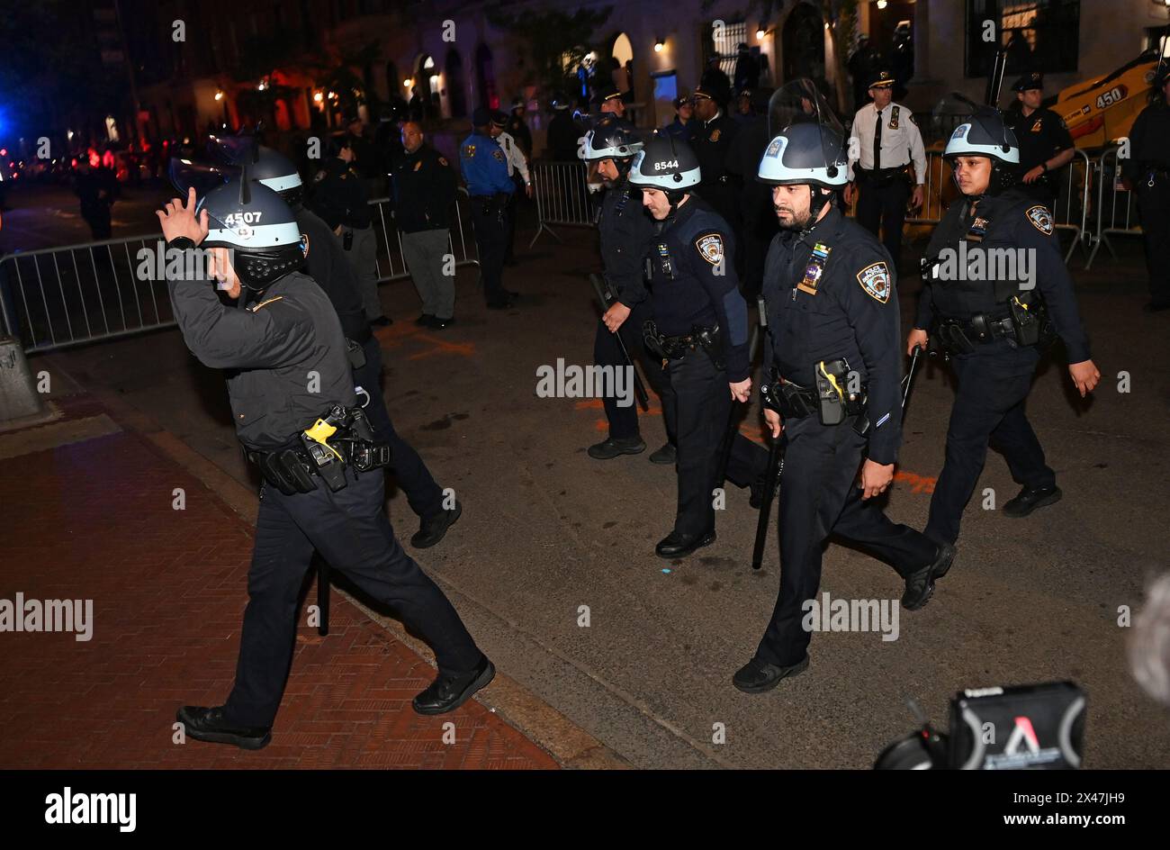 New York, New York, USA. April 2024 30. Die Kontrolle über Hamilton Hall und die Zeltstadt auf dem Campus endet, als die NYPD mit unzähligen Offizieren in Aufruhrausrüstung einzieht. Das ist, nachdem sie sich über Nacht in Hamilton verbarrikadiert haben, was heute Abend endete. Verhaftungen wurden auf dem Campus und in der Umgebung vorgenommen. (Foto: Andrea RENAULT/ Zuma Press) (Foto: © Andrea Renault/ZUMA Press Wire) NUR REDAKTIONELLE VERWENDUNG! Nicht für kommerzielle ZWECKE! Stockfoto