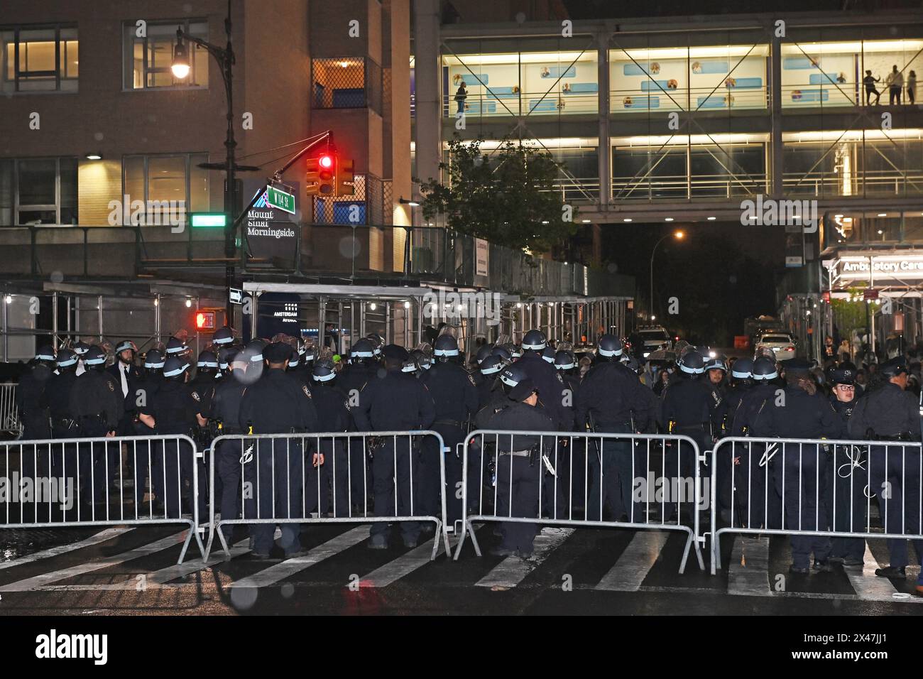 New York, New York, USA. April 2024 30. Die Kontrolle über Hamilton Hall und die Zeltstadt auf dem Campus endet, als die NYPD mit unzähligen Offizieren in Aufruhrausrüstung einzieht. Das ist, nachdem sie sich über Nacht in Hamilton verbarrikadiert haben, was heute Abend endete. Verhaftungen wurden auf dem Campus und in der Umgebung vorgenommen. (Foto: Andrea RENAULT/ Zuma Press) (Foto: © Andrea Renault/ZUMA Press Wire) NUR REDAKTIONELLE VERWENDUNG! Nicht für kommerzielle ZWECKE! Stockfoto