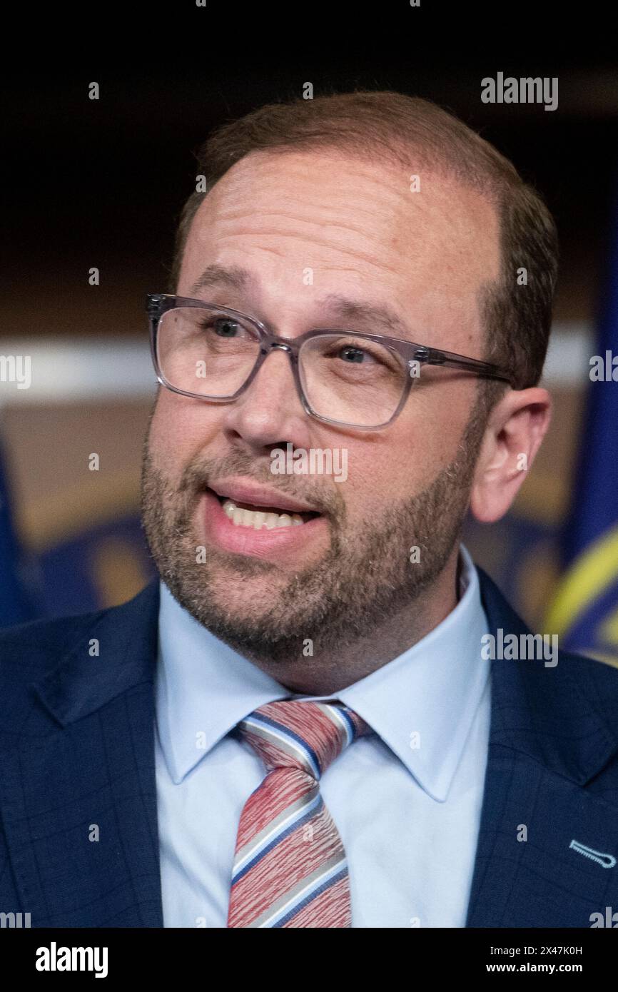 Der US-Repräsentant Jason Smith (Republikaner von Missouri) hält während einer Pressekonferenz im US-Capitol in Washington, DC, Dienstag, den 30. April 2024, Bemerkungen zum Antisemitismus auf College-Campus. Quelle: Stange Lamkey/CNP Stockfoto