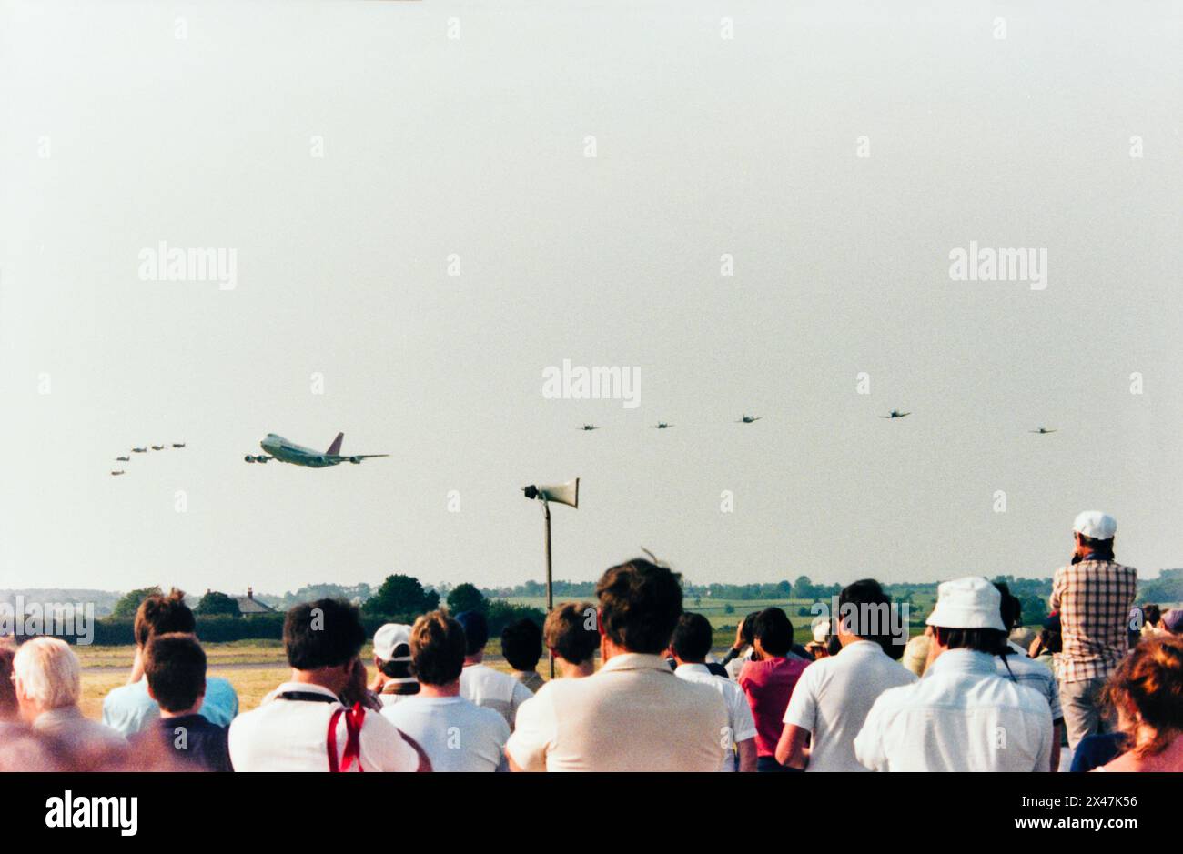 Die Northwest Orient Airlines Boeing 747 Jumbo Jet N637US flog 1986 mit einer Gruppe von Kampfflugzeugen aus dem Zweiten Weltkrieg während der North Weald Fighter Meet Airshow in Formation. Eine einzigartige Veranstaltung, die anlässlich des 60-jährigen Jubiläums von Northwest Orient Airlines organisiert wird. Die beiden Kampfflugzeuge des Zweiten Weltkriegs waren Spitfire, Mustang, Thunderbolt und Corsair Stockfoto