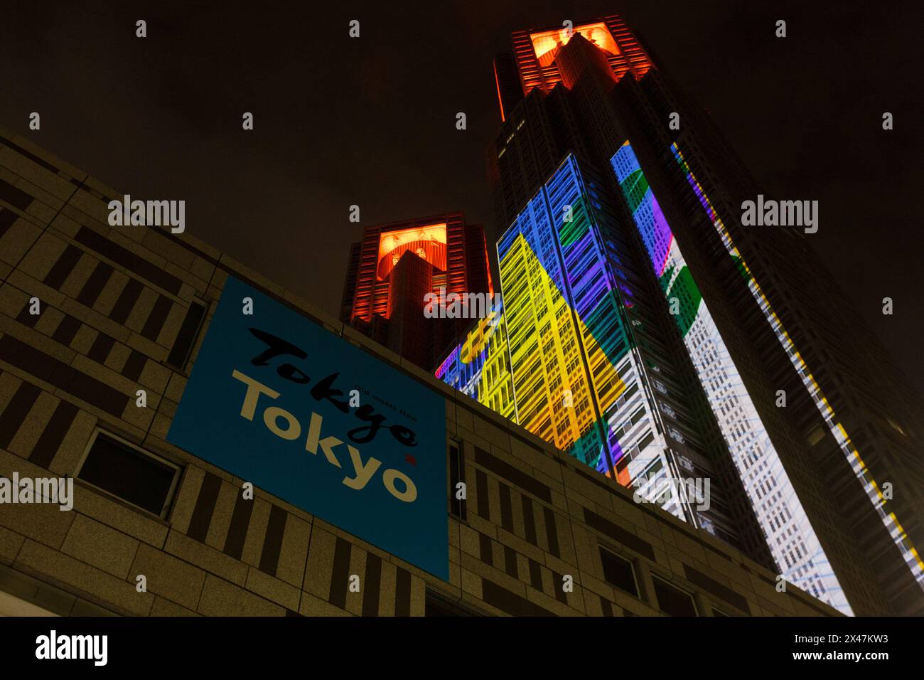 Tokio, Japan. April 2024. Tokio Night and Light Projektion Mapping Projekt namens Tokyo Concerto am Tokyo Metropolitan Government Tower 1 in Shinjuku. Die nächtliche Ausstellung des größten permanenten Projektionskartierungsprojekts der Welt begann im Februar 2024 und deckt etwa 905 m2 der Fassade des Wahrzeichens Tokio ab. Am 27. April 2024 wurde eine Ausstellung vorgestellt, in der Godzilla Tokio angreift. (Foto: Damon Coulter/SOPA Images/SIPA USA) Credit: SIPA USA/Alamy Live News Stockfoto